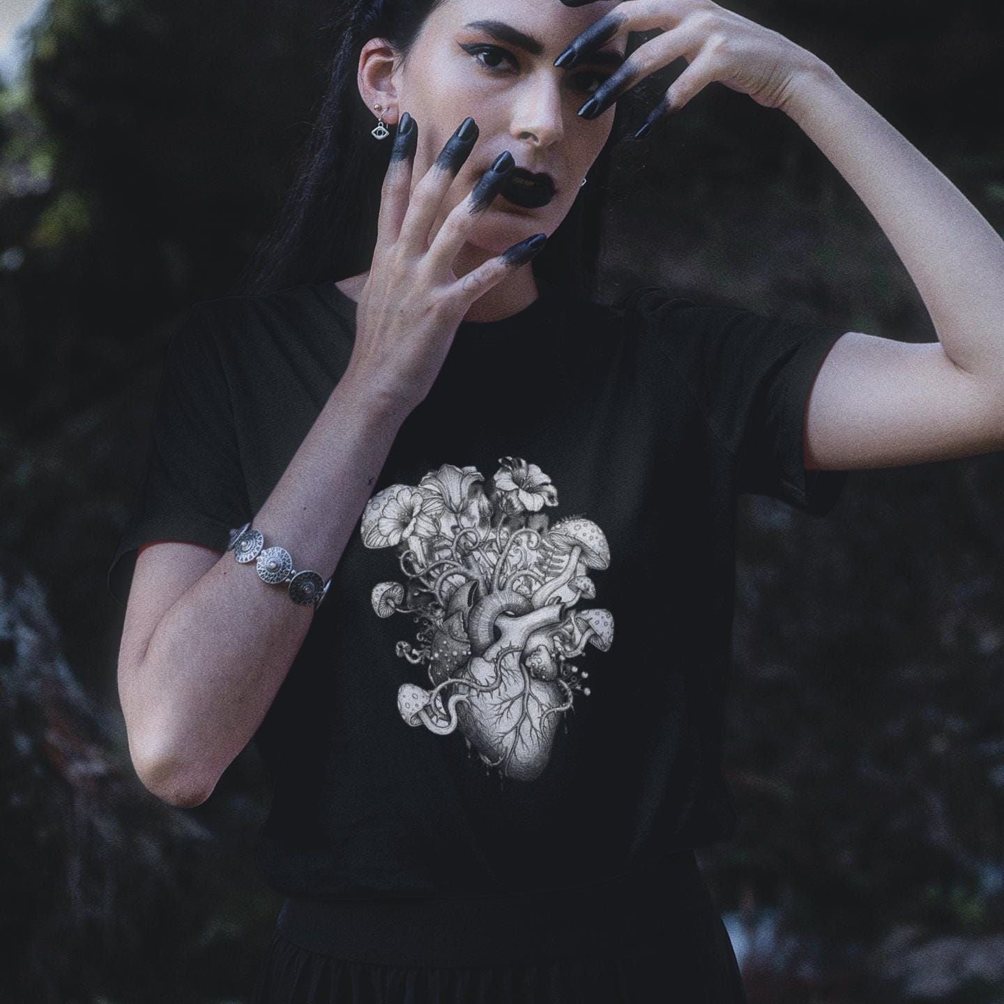 Anatominės širdies su grybais marškinėliai | Botaninės gotikos iliustracijos stebuklingi grybai mikologija miškas estetika grybai marškinėliai grybai